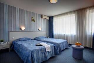 Отель Hotel Rahovets Горна-Оряховица Улучшенный двухместный номер с 1 кроватью или 2 отдельными кроватями и балконом-1